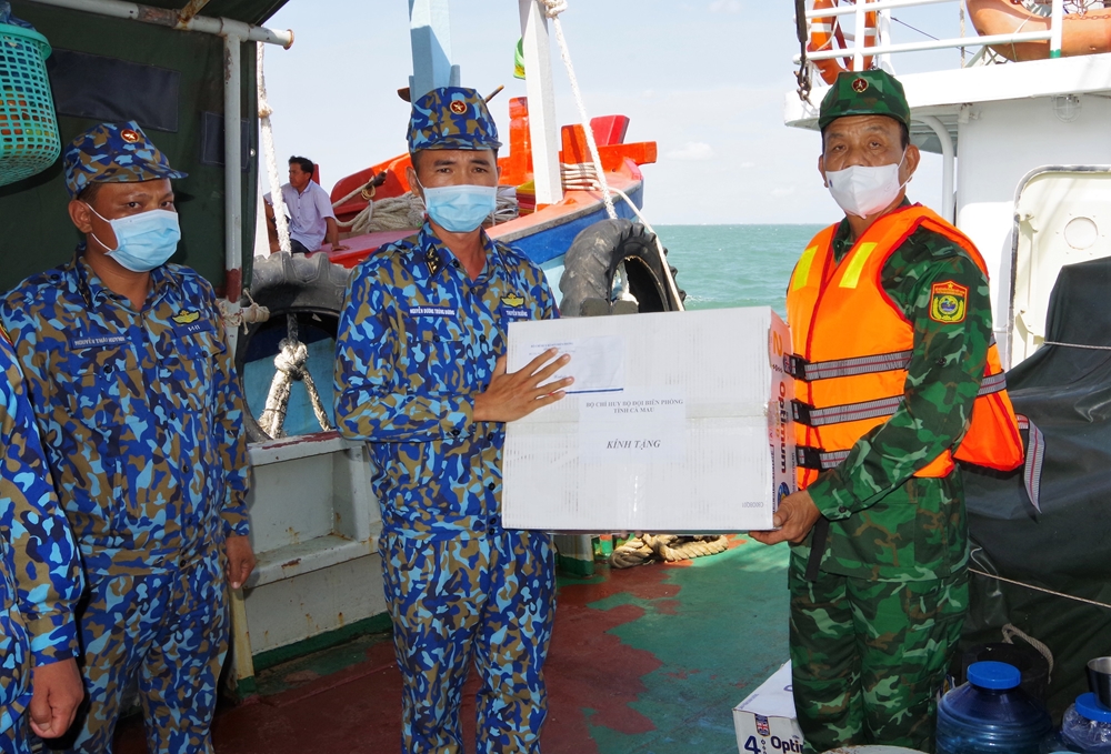 Đại tá Lương Hoàng Đông, Chỉ huy trưởng BĐBP Cà Mau trao tặng 1 số nhu yếu phẩm động viên thủy thủ tàu.